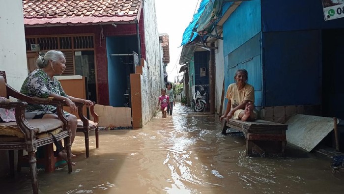 Rumah warga di Jalan Sawangan Raya, Depok, terendam banjir