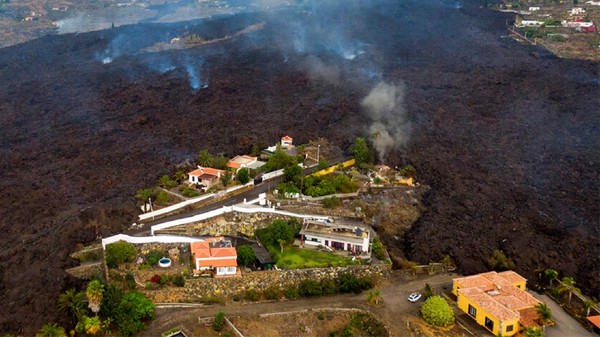 Rumah Warga di Spanyol Terkepung Lahar Gunung Berapi