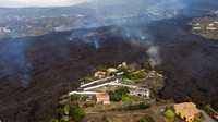 Setidaknya 100 rumah hancur dan 6.000 warga terpaksa mengungsi akibat erupsi Gunung Cumbre Vieja. AP Photo/Emilio Morenatti
