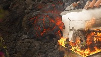 Lava dari Gunung Cumbre Vieja menelan sebuah bangunan di pulau La Palma di Canaries, Spanyol. AP Photo/Kike Rincon