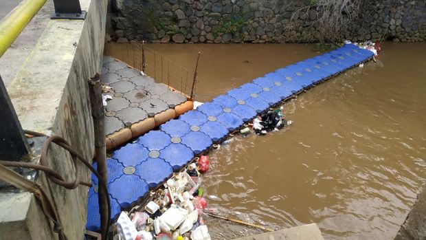 Sampah menumpuk di kali depan Kelurahan Rawa Bunga, Jakarta Timur