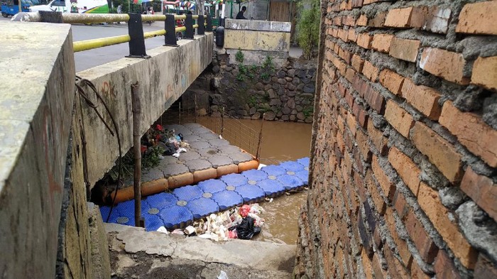 Sampah menumpuk di kali depan Kelurahan Rawa Bunga, Jakarta Timur