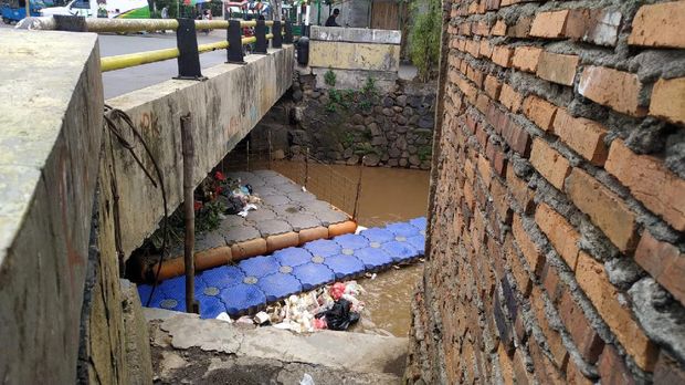 Sampah menumpuk di kali depan Kelurahan Rawa Bunga, Jakarta Timur