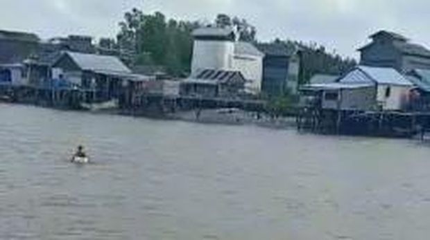 Screenshot video viral bocah seberangi sungai naik styrofoam di Sumsel (dok. Istimewa)