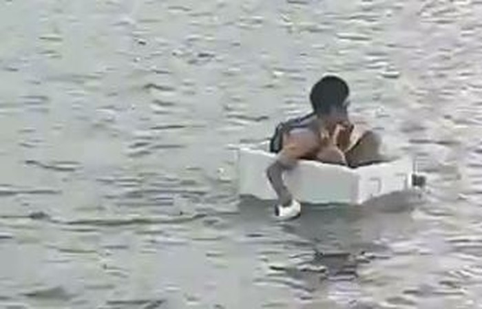 Screenshot video viral bocah seberangi sungai naik styrofoam di Sumsel (dok. Istimewa)