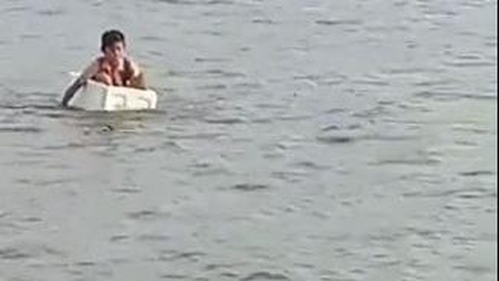 Screenshot video viral bocah seberangi sungai naik styrofoam di Sumsel (dok. Istimewa)