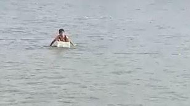 Screenshot video viral bocah seberangi sungai naik styrofoam di Sumsel (dok. Istimewa)