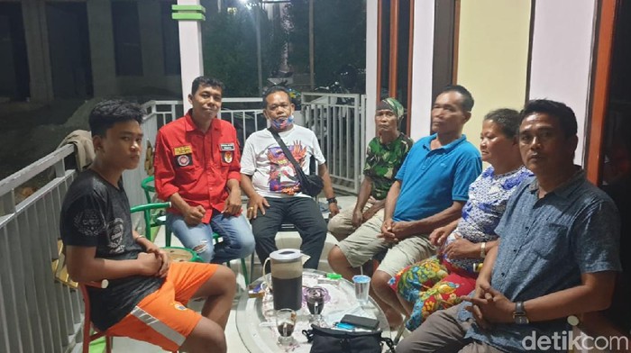 Sejumlah guru yang berhasil dievakuasi dari Kiwirok (Wilpret Siagian/detikcom)
