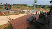 Rumah di Golden Flower mengangkat tema rumah sehat dengan fasad terbuka, memiliki banyak akses terhadap angin dan cahaya matahari. Fasad menggunakan kombinasi material homogeneus tile dengan corak earthy, conwood dengan corak kayu, dan color scheme hangat warna cokelat ke hitam. 