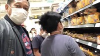 Ia juga menikmati waktu belanja ke supermarket bersama anak laki-lakinya, Wahyu Jovan Utama. Jovan terlihat senang memilih-milih roti cokelat.