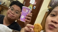 Ayah tiga anak ini sangat dekat dengan semua anak-anaknya. Lewat foto ini Tukul mengabadikan momen dua anaknya tengah menikmati BTS Meal.