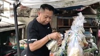 Menjadi orang tua tunggal, Tukul tak segan belanja sendiri ke tukang sayur gerobak. Ia pilih memborong ikan asin. Aksinya yang kocak saat belanja membuat orang-orang terhibur.