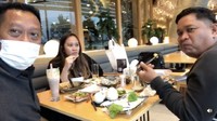 Dari video ini bisa terlihat kalau Tukul dan Novita hobi makan sushi. Mereka lagi-lagi bersantap di restoran sushi dan memesan banyak makanan. 