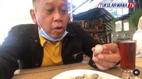 Menikmati hidup, rasa syukur pada Allah SWT, ujar Tukul yang tengah makan kerang. Ia terlihat sangat menikmati momennya ini. 