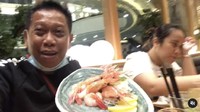 Kalau ini momen Tukul dan sang anak makan di restoran sushi. Ia memamerkan udang yang terlihat segar dengan irisan lemon. 