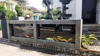 Untuk membuat pagar rumah berbentuk kolam koi, Jeje harus merogoh koceh hampir Rp 50 juta. Setidaknya, 80 ekor koi beragam jenis mengisi pagar kolam tersebut.