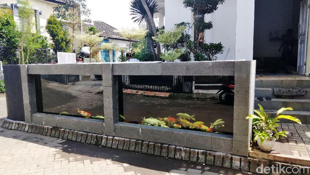 Rumah warga di Perum Tirtasari, Kecamatan Wagir, Kabupaten Malang, sungguh unik. Pagar rumahnya dibuat dari kolam koi.
