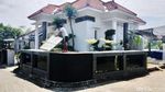 Unik, Kolam Koi Jadi Pagar Rumah di Malang