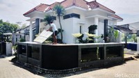 Sebagai penghobi ikan koi, Farid Prima atau Jeje (35) sengaja merancang pagar rumah berbentuk kolam ikan koi.