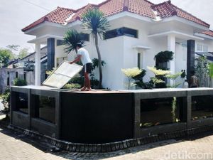 Cerita Pemilik Rumah Berpagar Kolam Ikan, Jadi Guru hingga Penghobi Koi