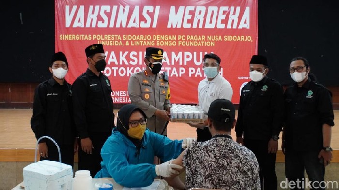 Vaksinasi COVID-19 dengan target dua ribu orang digelar di Bluru Kidul, Sidoarjo. Dalam vaksinasi ini, Polresta Sidoarjo menggandeng Pagar Nusa Sidoarjo.
