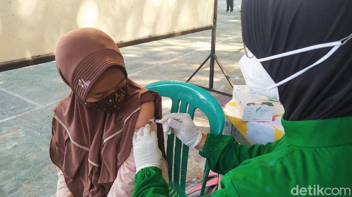 Vaksinasi di SMPN 1 Blora, Jawa Tengah. Vaksinasi di SMPN 1 Blora, Jawa Tengah.