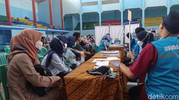 Vaksinasi Massal di Gedung Gelora Muda Cianjur