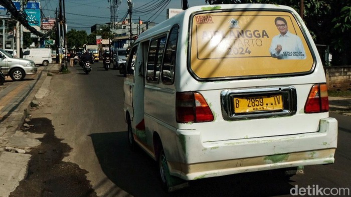Wajah Airlangga Hartarto 2024 Mejeng di Kaca Belakang Angkot Ketum Golkar Airlangga Hartarto 2024 sudah sering ditemukan di baliho maupun videotron. Kini, wajah Menko Perekonomian ini juga muncul di kaca belakang angkot.