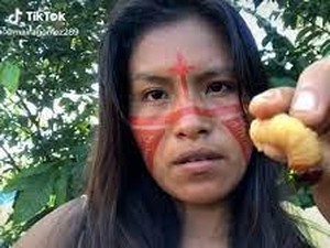 Wanita Suku Asli Brazil Ini Sukses Jadi Seleb TikTok Karena Hobi Makan Ulat