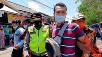 Di tengah kerumunan massa sempat terlihat ada dua orang yang diamankan petugas menuju Polsek Cilacap Utara. Belum ada keterangan dari polisi soal pengamanan dua warga ini.