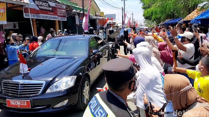 Presiden Joko Widodo kembali melanjutkan kunjungan kerjanya ke SMA N 2 Cilacap di Jalan Ketapang, Cilacap Utara. Kali ini warga Cilacap berebut untuk mendapatkan kaos dan masker dari Jokowi.