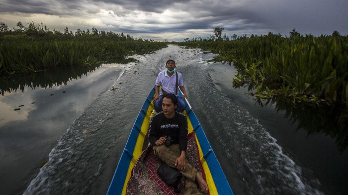 Peziarah berjalan di kawasan wisata religi makam Syekh Muhammad Ilyas (Datu Muning) di Desa Sungai Rutas, Kabupaten Tapin, Kalimantan Selatan, Kamis (23/9/2021). Kabupaten Tapin terkenal mempunyai obyek wisata religi yang menarik dikunjungi salah satunya makam Datu Muning dan untuk menuju ke makam tersebut pengunjung diajak menyusuri sungai Rutas menggunakan kelotok (perahu bermesin). ANTARA FOTO/Bayu Pratama S/foc.