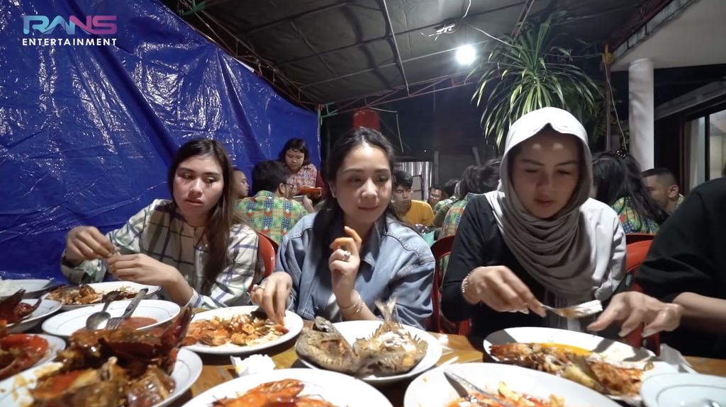 5 Momen Nagita Slavina Boyong Resto Padang hingga Warung Pecel Lele ke Rumahnya