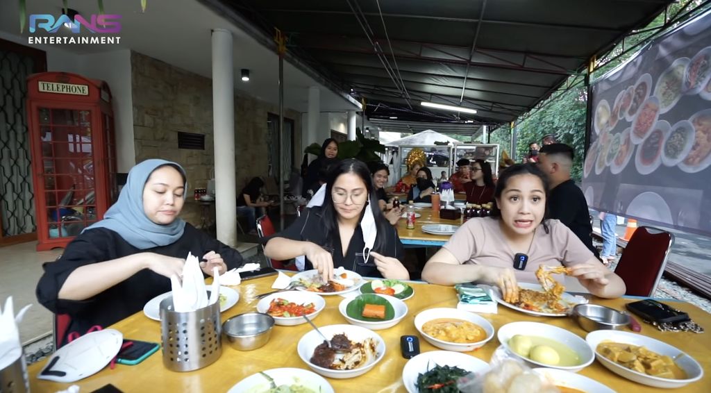 5 Momen Nagita Slavina Boyong Resto Padang hingga Warung Pecel Lele ke Rumahnya