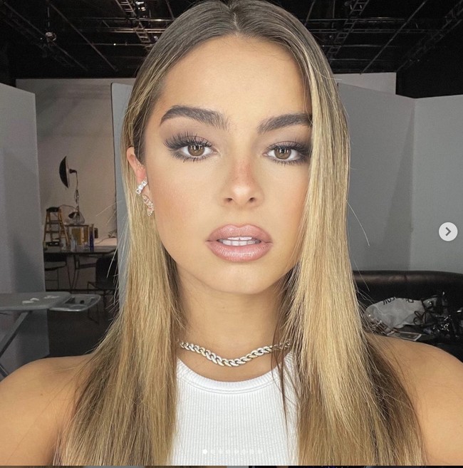 Addison Rae adalah mantan cheerleader SMA yang menggunakan kemampuannya menari untuk bikin konten di TikTok. Saat mulai membuat TikTok, Addison dia hampir lulus SMA. Foto: Instagram