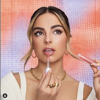 Salah satu sponsornya yang paling besar adalah American Eagle yang bulan lalu menjadikanya global spokesperson. Wajah Addison Rae pun difitur di berbagai iklan digital dan cetak hingga televisi. Foto: Instagram