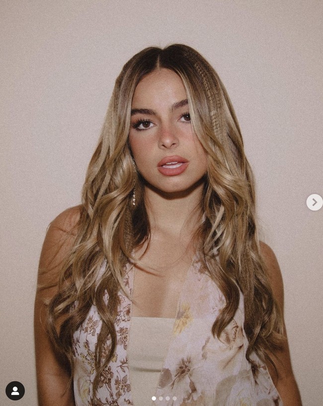 Merasa bahwa TikTok bisa jadi sesuatu yang menjanjikan, Addison Rae meninggalkan kuliahnya di Louisiana State University. Dia memutuskan untuk pindah ke Los Angeles untuk membangun kariernya sebagai influencer. Dilansir Forbes, ia pun semakin banyak mendapat konten bersponsor hingga akhirnya direkrut oleh agensi talent WME. Foto: Instagram