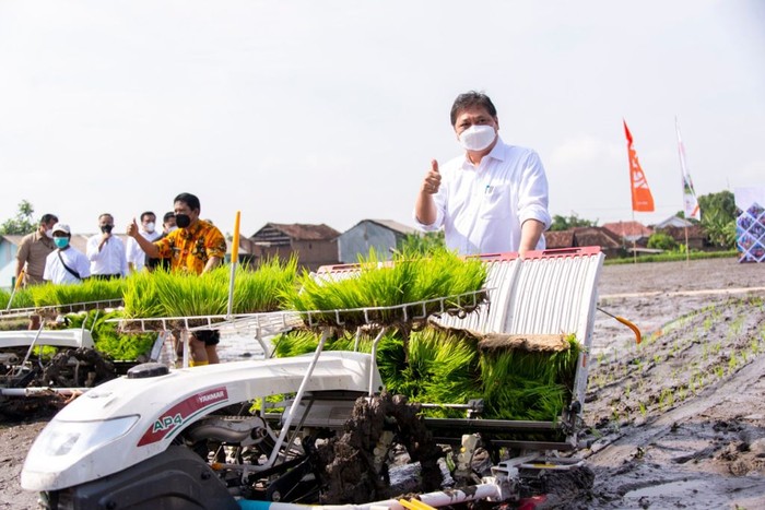 Menteri Koordinator Bidang Perekonomian Airlangga Hartarto mendukung program smart farming milenial untuk meningkatkan produktivitas sektor pertanian. Hal ini dilakukan untuk menjaga ketahanan pangan rakyat.
