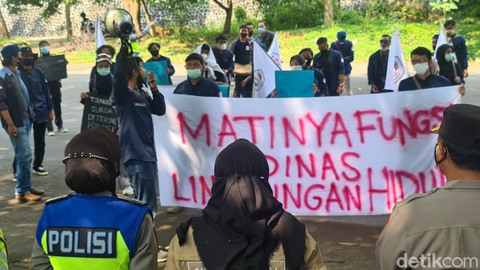 Aksi demo di Sukabumi.