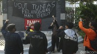 Peristiwa Semanggi II menjadi salah satu peristiwa kelam pelanggaran HAM yang terjadi pada 24 September 1999. Saat itu, mahasiswa berdemonstrasi dan dibubarkan paksa oleh aparat.