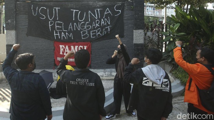 Hari ini tepat 22 tahun Tragedi Semanggi II terjadi, sejumlah mahasiswa melakukan aksi tabur bunga di Atmajaya, Jakarta.