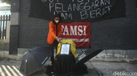Tekanan demonstran yang begitu tinggi dan sengit untuk menolak RUU itu mengakibatkan bentrokan berdarah. Puluhan mahasiswa terluka akibat tembakan, injakan, pukulan dan gas air mata.