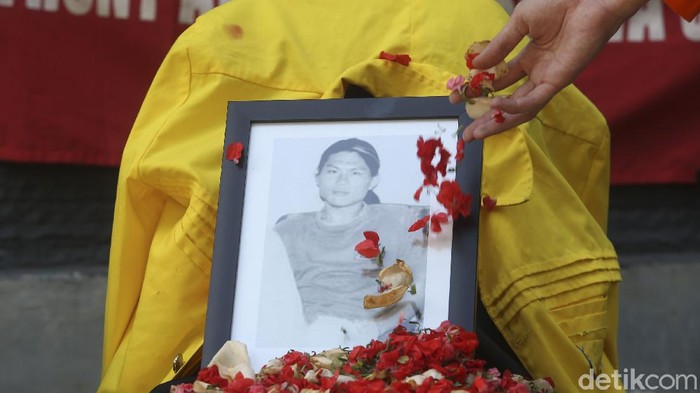 Aksi Tabur Bunga di 22 Tahun Tragedi Semanggi II Hari ini tepat 22 tahun Tragedi Semanggi II terjadi, sejumlah mahasiswa melakukan aksi tabur bunga di Atmajaya, Jakarta.