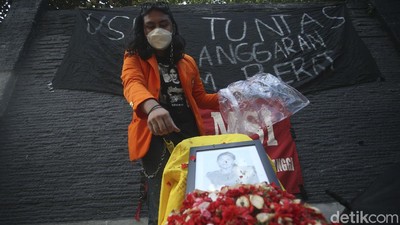 Aksi Tabur Bunga di 22 Tahun Tragedi Semanggi II