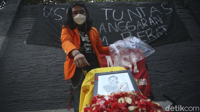 Hari ini tepat 22 tahun Tragedi Semanggi II terjadi, sejumlah mahasiswa melakukan aksi tabur bunga di Atmajaya, Jakarta.