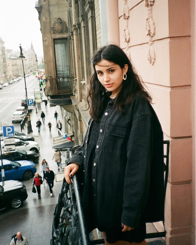 Pakar seks dan psikologi asal Rusia, Alexandra Mursalova, ditemukan tewas secara tragis di kawasan tempat tinggalnya. Dilaporkan jika ia meninggal dengan banyak luka tusukan di kepala sebelum wanita itu dilempar dari atas gedung. Pelakunya adalah suaminya sendiri. Foto: Instagram @bredrassudki