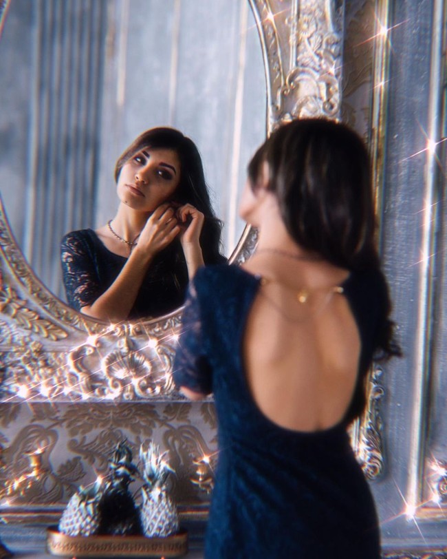 Sebagai pakar seks dan psikologi, Alexandra mengklaim dirinya bisa mengajarkan orang-orang cara mencintai. Aku melihat masalah dalam 15 menit, aku bisa menyelesaikan semuanya dalam empat sesi, Foto: Instagram @bredrassudki