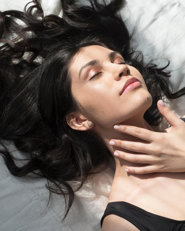 Kepada follower awalnya ia mengaku tahu cara menghadapi suaminya dan sempat memberi tips bagaimana caranya keluar dari situasi seperti itu. Tapi Rustam ternyata sudah menyiapkan rencana pembunuhan.  Foto: Instagram @bredrassudki