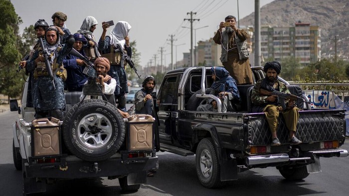 Taliban akan kembali berlakukan hukuman potong tangan untuk pencuri. Meski dikritik publik, Taliban pastikan hukuman itu akan diterapkan lagi di Afghanistan.