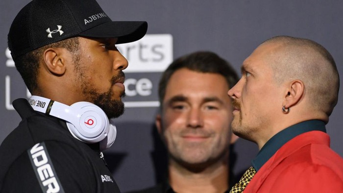 LONDON, ENGLAND - SEPTEMBER 23: Anthony Joshua and Oleksandr Usyk face off during a Press Conference ahead of the heavyweight fight between Anthony Joshua and Oleksandr Usyk at Tottenham Hotspur Stadium on September 23, 2021 in London, England. (Photo by Justin Setterfield/Getty Images)